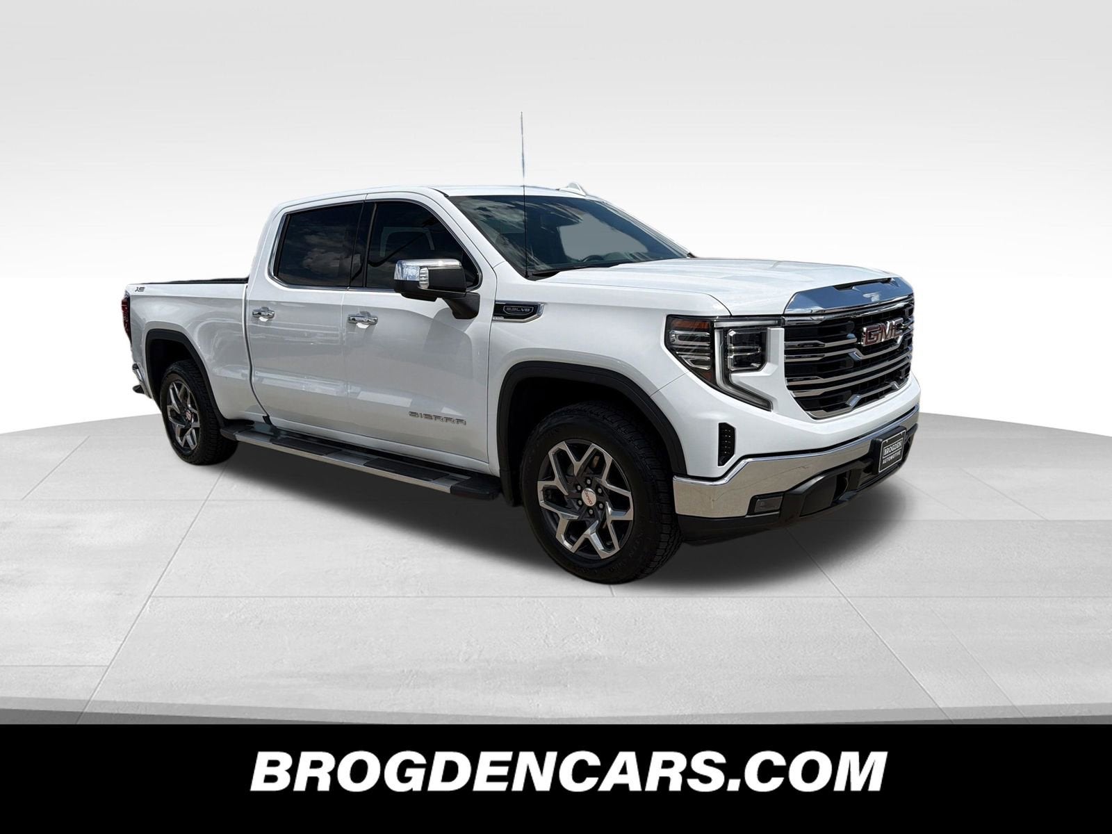 2023 GMC Sierra 1500 SLT in Summit White — front three-quarter view