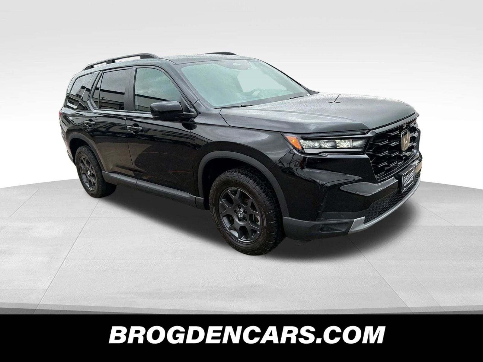 2025 Honda Pilot TrailSport in Black — front three-quarter view