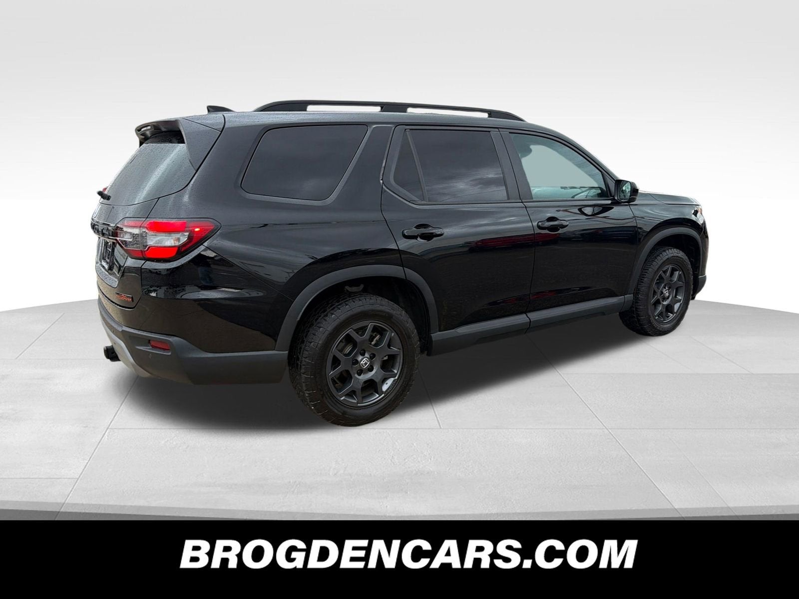 2025 Honda Pilot — rear three-quarter view